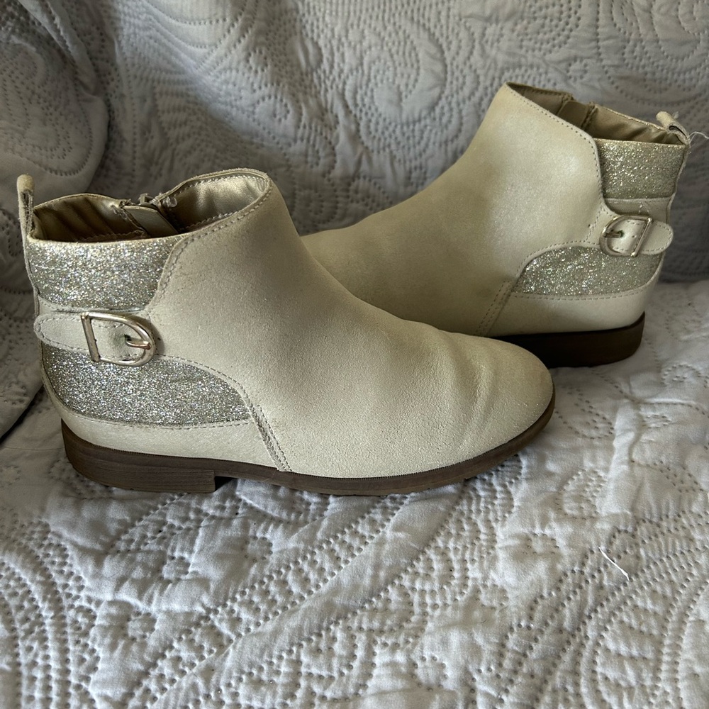 Stride Rite Ivy Fashion Boot in champagne. 3.5 Youth.